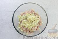 Фото приготовления рецепта: Рубленые котлеты из куриного филе, запечённые с помидорами и сыром - шаг №4