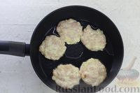 Фото приготовления рецепта: Рубленые котлеты из куриного филе, запечённые с помидорами и сыром - шаг №8