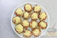 Фото приготовления рецепта: Рубленые котлеты из куриного филе, запечённые с помидорами и сыром - шаг №12