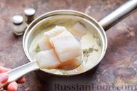 Фото приготовления рецепта: Минтай, тушенный в молочно-чесночном соусе - шаг №9