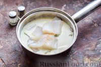Фото приготовления рецепта: Минтай, тушенный в молочно-чесночном соусе - шаг №10