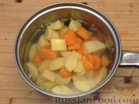 Фото приготовления рецепта: Картофельно-морковная запеканка с куриным фаршем и шпинатом - шаг №3