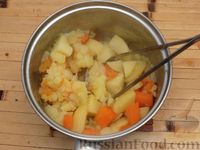 Фото приготовления рецепта: Картофельно-морковная запеканка с куриным фаршем и шпинатом - шаг №8