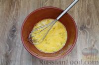 Фото приготовления рецепта: Заливной пирог с отварными яйцами, сыром и зеленью - шаг №7