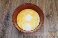 Фото приготовления рецепта: Заливной пирог с отварными яйцами, сыром и зеленью - шаг №8