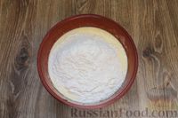 Фото приготовления рецепта: Заливной пирог с отварными яйцами, сыром и зеленью - шаг №10