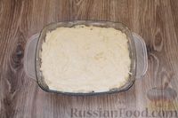 Фото приготовления рецепта: Заливной пирог с отварными яйцами, сыром и зеленью - шаг №13