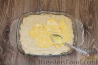 Фото приготовления рецепта: Заливной пирог с отварными яйцами, сыром и зеленью - шаг №15