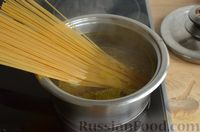 Фото приготовления рецепта: Спагетти с фетой и помидорами черри - шаг №3