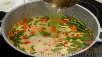 Фото приготовления рецепта: Кассероль с курицей, рисом, овощами и кокосовым молоком - шаг №9