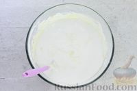 Фото приготовления рецепта: Пасхальный сдобный пирог-венок с цукатами, изюмом и корицей - шаг №13