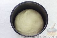 Фото приготовления рецепта: Пасхальный сдобный пирог-венок с цукатами, изюмом и корицей - шаг №18