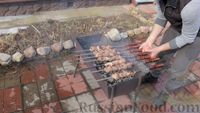 Фото приготовления рецепта: Свиной шашлык в маринаде из киви - шаг №6