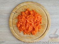 Фото приготовления рецепта: Салат из свёклы, моркови, зелёного горошка и лука - шаг №7