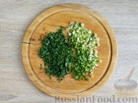 Фото приготовления рецепта: Салат из свёклы, моркови, зелёного горошка и лука - шаг №8