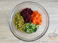 Фото приготовления рецепта: Салат из свёклы, моркови, зелёного горошка и лука - шаг №9