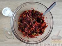 Фото приготовления рецепта: Салат из свёклы, моркови, зелёного горошка и лука - шаг №11