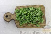 Фото приготовления рецепта: Салат из огурцов, помидоров, болгарского перца, щавеля и лука - шаг №2