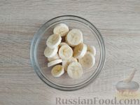 Фото приготовления рецепта: Банановая манная каша на молоке - шаг №6