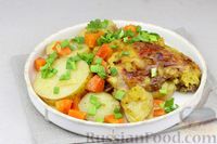 Фото к рецепту: Куриные бёдрышки в горчично-луковом маринаде, запечённые с картофелем и морковью