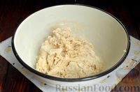 Фото приготовления рецепта: Кальцоне с копчёной курицей, фетой, грибами и шпинатом - шаг №4
