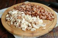 Фото приготовления рецепта: Кальцоне с копчёной курицей, фетой, грибами и шпинатом - шаг №7