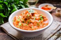 Фото к рецепту: Индейка, тушенная с грибами и овощами в томатно-сметанном соусе