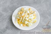 Фото приготовления рецепта: Салат из шампиньонов, редиски, кукурузы и яиц - шаг №10
