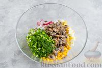 Фото приготовления рецепта: Салат из шампиньонов, редиски, кукурузы и яиц - шаг №12