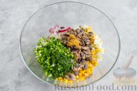 Фото приготовления рецепта: Салат из шампиньонов, редиски, кукурузы и яиц - шаг №13