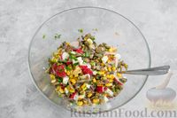 Фото приготовления рецепта: Салат из шампиньонов, редиски, кукурузы и яиц - шаг №14