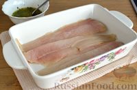 Фото приготовления рецепта: Рыба, запечённая в лимонно-чесночном соусе с базиликом - шаг №5