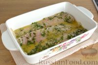 Фото приготовления рецепта: Рыба, запечённая в лимонно-чесночном соусе с базиликом - шаг №6