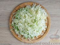 Фото приготовления рецепта: Салат из молодой капусты, кукурузы, шампиньонов и яиц - шаг №4