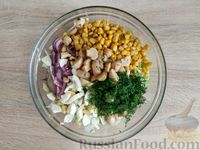 Фото приготовления рецепта: Салат из молодой капусты, кукурузы, шампиньонов и яиц - шаг №9