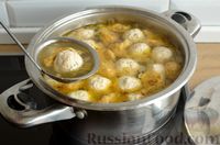 Фото приготовления рецепта: Суп с клёцками и куриными фрикадельками - шаг №18