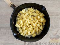 Фото приготовления рецепта: Перловая каша с жареным картофелем - шаг №7