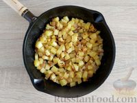 Фото приготовления рецепта: Перловая каша с жареным картофелем - шаг №8