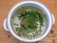 Фото приготовления рецепта: Суп с фрикадельками, щавелем и зелёным горошком - шаг №2