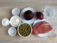 Фото приготовления рецепта: Салат с говядиной, свёклой, зелёным горошком и красным луком - шаг №3