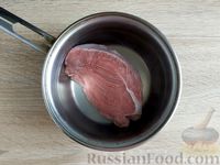 Фото приготовления рецепта: Салат с говядиной, свёклой, зелёным горошком и красным луком - шаг №4