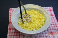 Фото приготовления рецепта: Заливные рулетики из ветчины с грибами и варёными яйцами - шаг №6