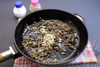 Фото приготовления рецепта: Заливные рулетики из ветчины с грибами и варёными яйцами - шаг №9