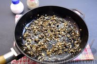 Фото приготовления рецепта: Заливные рулетики из ветчины с грибами и варёными яйцами - шаг №10