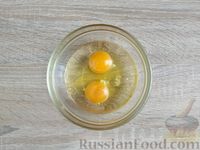Фото приготовления рецепта: Творожно-сырные маффины со щавелем и чёрным кунжутом - шаг №4