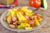 Фото к рецепту: Картошка в чесночном маринаде, запечённая с сосисками и помидорами