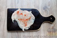 Фото приготовления рецепта: Куриные рулетики с ветчиной и сыром, запечённые в сливочно-сырном соусе - шаг №2