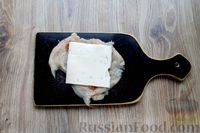 Фото приготовления рецепта: Куриные рулетики с ветчиной и сыром, запечённые в сливочно-сырном соусе - шаг №3