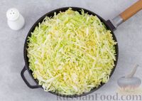 Фото приготовления рецепта: Жареная молодая капуста с яйцом и сыром - шаг №4