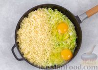 Фото приготовления рецепта: Жареная молодая капуста с яйцом и сыром - шаг №6